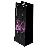 50 en Fabulous | Plum Paarse en roze grunge Wijn Cadeautas (Achterkant Gekanteld)