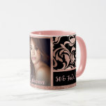 50 en Fabulous roos gold damask 50th Birthday Mok<br><div class="desc">50 en Fabulous roos gold damask 50th Birthday mok. Grafisch, elegant, roos gouden zwarte damp | 50e foto-mok op de geboorte. Vijftig en verbazingwekkend! Een mooie moderne, elegante faux roze bladbloem laat een demasontwerp van 50e verjaardag van de Dag van de Dag van de Dag van de Dag van de...</div>