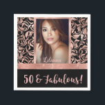 50 en Fabulous roos gold damask 50th Birthday Servet<br><div class="desc">Chique, elegant, rozen gouden zwarte damast | 50e verjaardag foto servet. Vijftig en geweldig! Een mooie faux roze gouden folie bloemenbladeren damask design 50th Birthday Party servet kunt u personaliseren en stuur uw vijftigste verjaardagsfeest vieren. Vervang de verticale voorbeeldfoto door uw eigen foto. De woorden "50 and Fabulous" zijn ingesteld...</div>