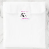 50 en Fabulous Roze Typografie 50e verjaardag Ronde Sticker (Tas)