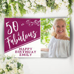 50 en Fabulous Script Photo Magenta 50th Birthday Spandoek<br><div class="desc">50 en Fabulous Script Photo Magenta 50th Birthday Party Banner. Het rendy witte manuscript en het witte blad met een douanefoto op een witte en levendige magenta rode kleur. Maak een 50e verjaardag achtergrond voor haar. Pas met de naam en de leeftijd aan en voeg uw foto aan de sjabloon...</div>