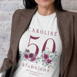50 en fantastische chique bloemenfeest 50ste verja t-shirt<br><div class="desc">Elegante vrouwelijke 50 en fantastische verjaardagsfeestnaam gepersonaliseerd T-shirt met waterverf rode bordeaux en stoffige blauw bloemenboeketten en een modern trendy typografisch script.</div>