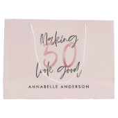 50 er goed uitzien, roze glitter verjaardag groot cadeauzakje (Achterkant)