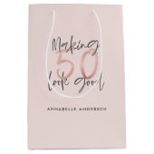 50 er goed uitzien, roze glitter verjaardag medium cadeauzakje (Voorkant)