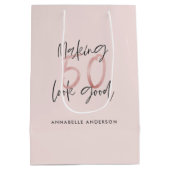 50 er goed uitzien, roze glitter verjaardag medium cadeauzakje (Achterkant)