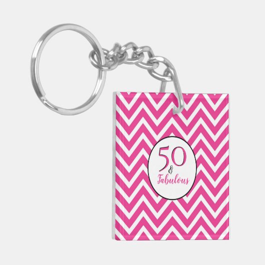 50 & Fabulous 50th Birthday Pink Chevron Pattern Sleutelhanger (Voorkant Links)