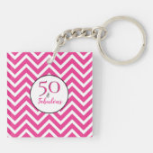 50 & Fabulous 50th Birthday Pink Chevron Pattern Sleutelhanger (Achterkant)