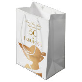 50 & Fabulous Art Deco Elegant Gold 50th Birthday Medium Cadeauzakje (Voorkant Gekanteld)
