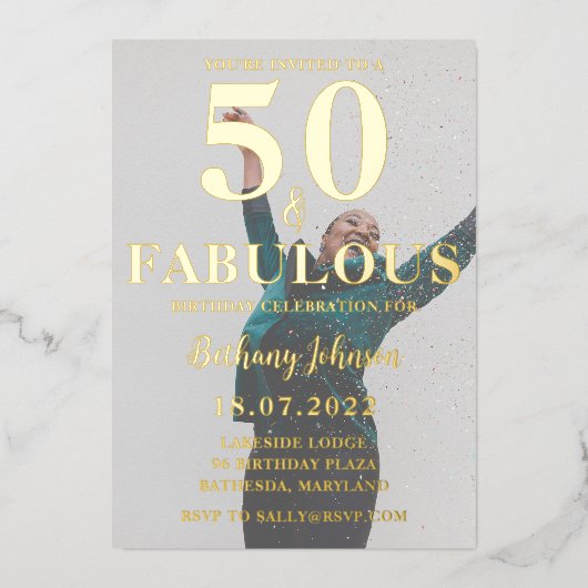 50 & Fabulous Black & Gold Foil foto Folie Uitnodiging (Voorkant)