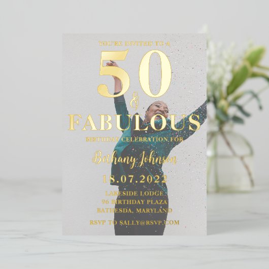 50 & Fabulous Black & Gold Foil foto Folie Uitnodiging (Staand Voorkant)