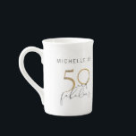 50 & Fabulous Black & White Name 50th Birthday Porselein Kop<br><div class="desc">"50 en geweldig",  een zwart,  wit en faux gouden folie in handgeschreven scripttypografie,  gepersonaliseerd met de naam,  hierboven. Copyright Elegant nodigt uit,  alle rechten voorbehouden.</div>