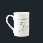 50 & Fabulous Black & White Name 50th Birthday Porselein Kop<br><div class="desc">"50 en geweldig",  een zwart,  wit en faux gouden folie in handgeschreven scripttypografie,  gepersonaliseerd met de naam,  hierboven. Copyright Elegant nodigt uit,  alle rechten voorbehouden.</div>