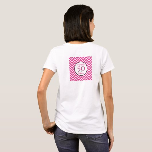 50 & Fabulous Cerise Pink Chevron Pattern Party T-shirt (Achterkant volledig)