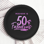 50 & Fabulous Paarse Glitter 50ste Verjaardagsnaam Papieren Bordje<br><div class="desc">50 & Fabulous Paarse Glitter 50th Birthday Sparkle Paper Party Borden beschikt over de moderne tekst ontwerp "50 & Fabulous" in paarse glitter kalligrafie script op een zwarte achtergrond. Kies hierboven een aangepaste naam door de tekst in het tekstvak te bewerken. Perfect voor een 50ste verjaardagsfeestje of viering.</div>