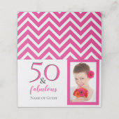 50 & Fabulous Photo Pink Chevron White Party Plaatskaartje (Buitenkant ongevouwen)