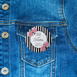 50 fabulous roze rozen zwarte witte strepen ronde button 5,7 cm<br><div class="desc">Klassieke dunne zwarte en witte verticale strepen als achtergrond. Met meisjes, vrouwtjes en roze rozen als decoratie. Een wit en zwart lijst vooraan met sjabloon voor naam en datum. Met de tekst: 50 en geweldig. Zwarte letters. Perfect als een 50e verjaardag gunst of als sparen de datumherinnering voor uw gasten....</div>