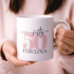 "50 & Fabulous" Verjaardag Roze en Zwarte Mok<br><div class="desc">Minimale typografie mok met het "fifty and fabulous" citaat in een prachtige roze toon en zwart script lettertype. Perfect cadeau voor 50ste verjaardag vieringen.</div>