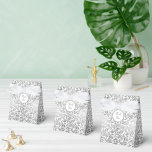 50 & Fabulous Verjaardag Zilver Bloemen Swirls Bedankdoosjes<br><div class="desc">50 & Fabulous Verjaardagspartij Zilveren Decoratieve Bloemen Swirls Favor Box.</div>