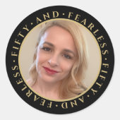 50 & Fearless Elegant Goud Aangepaste Foto Verjaar Ronde Sticker (Voorkant)