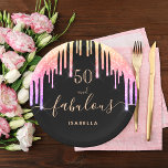 50 geweldige verjaardag zwarte regenbooglitter gli papieren bordje<br><div class="desc">Een trendy en glamoureus 50e verjaardagspapier bord. Een klassieke zwarte achtergrond versierd met regenboogkleurige faux glitter druppels, verfdruppelende look in paarse, roze en roos goud. Met de tekst: 50 en fantastisch. Een naam personaliseren en toevoegen. Goudkleurige tekst. Het woord Fabulous is geschreven met een modern handgeschreven stijlscript met swashes. Bijpassende...</div>