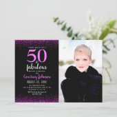 50 jaar en geweldig roze verjaardagsketti op zwart kaart (Staand voorkant)