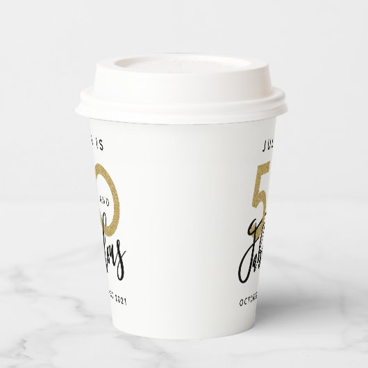 50 jaar en geweldige verjaardag van zwart en goud  papieren bekers (Links)