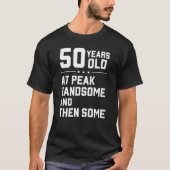 50 jaar oud; op piek knap en dan wat t-shirt (Voorkant)