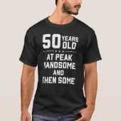 50 jaar oud; op piek knap en dan wat t-shirt (Voorkant)