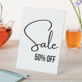 50% korting, verkoopbord in de detailhandel, moder reclamebord met voetstuk (Insitu)