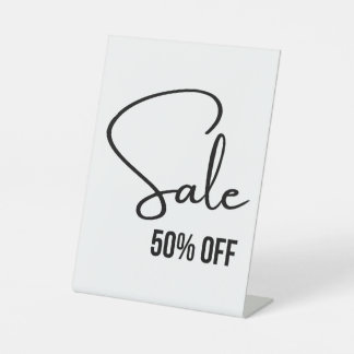 50% korting, verkoopbord in de detailhandel, moder reclamebord met voetstuk