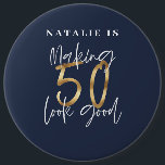 50-lijkt goed op een blauwe gouden verjaardagsknop ronde button 6,0 cm<br><div class="desc">50-jarige verjaardag, typografisch gepersonaliseerd verjaardagscadeau. Het leven begint om 50 uur, show hoe blij je bent om in de vijftig te zijn met dit ontwerp, ideaal voor een verjaardagsfeest of feestweekendje verderop. Maak het een feestje om je te herinneren met de geweldige outfit of een ideaal geschenk voor je moeder,...</div>