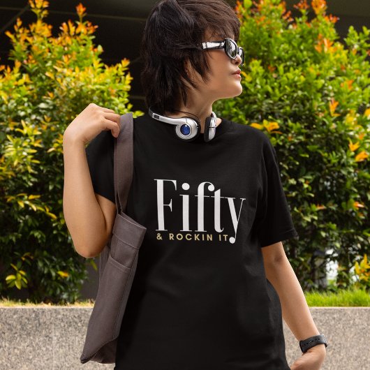 50 & ROCKIN IT-typografie Eenvoudig, modern Verjaa Tri-Blend Shirt