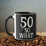 50 Wat grappig citaat 50th Birthday Black Mok<br><div class="desc">50 Wat grappig citeert de 50ste Birthday zwarte Mok. Moderne witte typografie op een zwarte achtergrond. Een geweldig cadeauidee voor iemand die de 50ste verjaardag viert. Het komt met een grappig citaat dat ik 50 ben,  dus wat en is perfect voor een persoon met een gevoel van humor.</div>