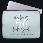 50 zien er goed uit voor de verjaardag laptop sleeve<br><div class="desc">Viel je 50ste verjaardag in stijl met dit mooie,  elegante 50 en fantastische verjaardagsontwerp. Een modern ontwerp met manuscripttekst en gewaagde grafiek. Verander de kleur aan te passen. Deel van een collectie.</div>