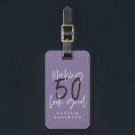 50 ziet er goed uit kleurrijke verjaardagsviering bagagelabel<br><div class="desc">Vier uw 50e verjaardag in stijl met deze chique,  elegante kleurrijke 50 en fantastische verjaardagsontwerp. Een modern ontwerp met scripttekst en gedurfde afbeeldingen. Wijzig de kleur om deze aan te passen. Onderdeel van een collectie.</div>