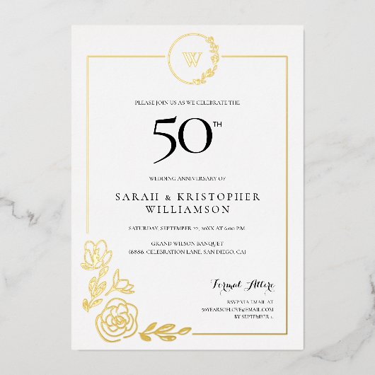 50e bruiloft Jubileum Golden Wreath Monogram Folie Uitnodiging (Voorkant)