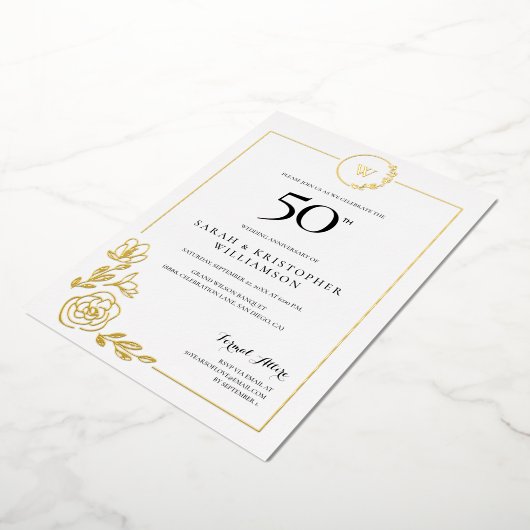 50e bruiloft Jubileum Golden Wreath Monogram Folie Uitnodiging (Gedraaid)