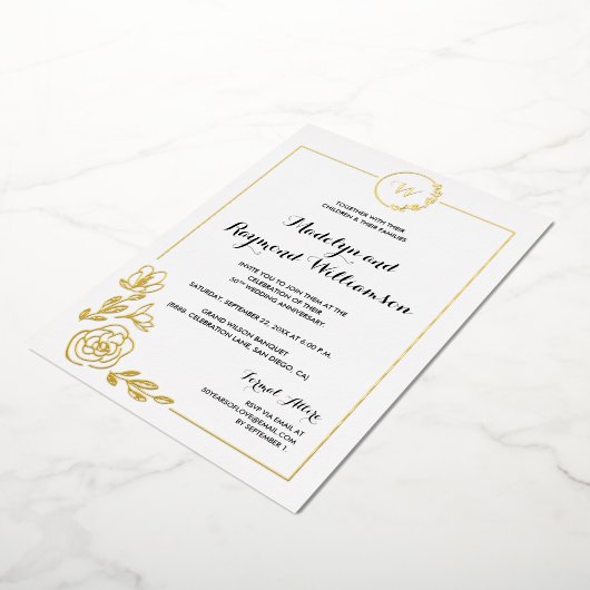 50e bruiloft Jubileum Golden Wreath Monogram Folie Uitnodiging (Gedraaid)