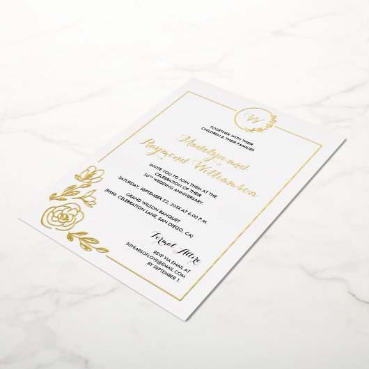 50e bruiloft Jubileum Golden Wreath Monogram Folie Uitnodiging (Gedraaid)