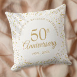 50e Golden Wedding Jubileum Gold Confetti Kussen<br><div class="desc">Met een delicaat goudstofconfetti. Geef je een persoonlijk tintje met je speciale gouden verjaardagsinformatie van 50 jaar in chic gold typografie. Ontworpen door: Thisnotme©</div>