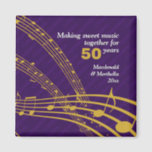 50e GOLDEN Wedding | MUZIEKNOTEN Magneet<br><div class="desc">Moderne paarse 50TH GOLDEN WEDDING JUBILEUM Magnet, met inbegrip van muzikale kleppen en 50 in GOLD tegen een diepe PAARSE achtergrond. De hoofdtekst leest MAKEND SCHAKELAAR VOOR 50 JAAR. Er is TEKST, die u kunt PERSONALISEREN door het jubileumjaar, de namen van het speciale paar en het huidige jaar toe te...</div>