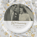 50e gouden huwelijksjubileum foto papier bord<br><div class="desc">Personaliseer met je favoriete trouwfoto en speciale vijftig jaar gouden huwelijksjubileum details in chic gouden typografie. Ontworpen door Thisisnotme©</div>