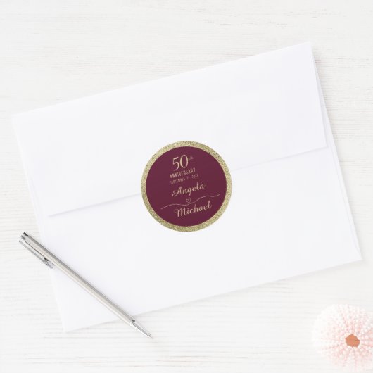 50e Jubileum Bourgondische gouden glitterscript Ronde Sticker (Envelop)