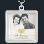 50e Jubileum Celebration Wedding Photo Pendant Zilver Vergulden Ketting<br><div class="desc">VOEG UW FOTO TOE — Elegant en romantisch traditioneel stijlvol, aangepast 50th Wedding Jubileum Foto Pendant. charme gemaakt met Victoriaans lint en monogram. Voeg alleen de namen van Bride en Groom of de trouwdatum toe aan creëer een uniek en een-van-een-soort cadeau voor het speciale verjaardagskoppel. Maakt ook een groot geschenk...</div>