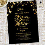 50e Jubileum Enterprise Party Gold Stars Kaart<br><div class="desc">50e Jubileum verrassingsfeestje zwart en gouden uitnodiging met een retro typografie 50 JAAR IN THE MAKING-ontwerp waarin het trouwjaar van het gouden jubileumpaar is opgenomen als onderdeel van het ontwerp dat geaccentueerd is door gouden sterren. Deze uitnodiging is ook beschikbaar als een digitale bestandsdownload voor het delen digitaal of online....</div>