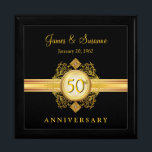 50e Jubileum Gold Black Keepomwille Cadebox Cadeaudoosje<br><div class="desc">Een prachtig Victoriaans gouden filigree embleem met juweaccenten op zwarte achtergrond. Pas gewoon de namen aan of gebruik monogram initialen, en bruiloft voor het speciale Golden Jubileum koppel op je cadeaulijst. Kan gemakkelijk worden aangepast voor andere cadeaufeestelijkheden: vakantie, verjaardag, pensionering, afstuderen of elke speciale gelegenheid die een bijzondere klasgenoot verdient....</div>