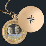 50e Jubileum Golden Photo Lijst | Houdbaarheid Locket Ketting<br><div class="desc">Dit is een unieke, elegante gepersonaliseerde foto-gouden verjaardag met een ketting- De jugachtige gouden verjaardagsherdenking heeft je eigen gepersonaliseerde fotosjabloon van het gelukkig gehuwde verjaardagspaar, gecentreerd en omgeven door een cirkel van elegante gouden strijke design. Onderaan staan de getrouwde koppels en de trouwtrouwdag in elegante rolletters met 3d schaduweffect aangepaste...</div>