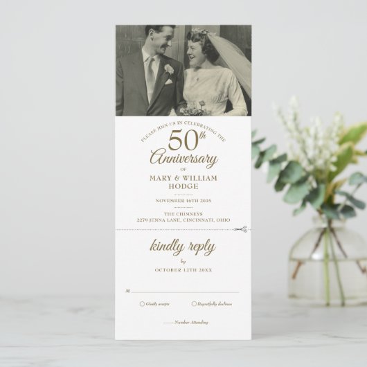 50e Jubileum Heart Confetti Wedding Foto RSVP Kaart (Staand voorkant)