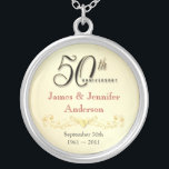 50e Jubileum Ketting Elegant Keepomwille Pendant<br><div class="desc">50ste Jubileum Keepomwille Pendant Ketting — Elegant Golden 50th Wedding Jubileum Pendant met formeel script en gescrold antiek design — Pas de namen en de datum aan voor je vrolijke viering. Perfect geschenk voor je vrouw, moeder, grootmoeder om samen 50 Gouden Jaren te herdenken. Overeenkomende kaarten, uitnodigingen, briefing en cadeaus...</div>