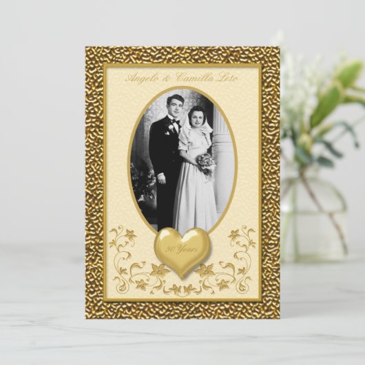 50e Jubileum met Gold Heart-uitnodiging Kaart (Staand voorkant)